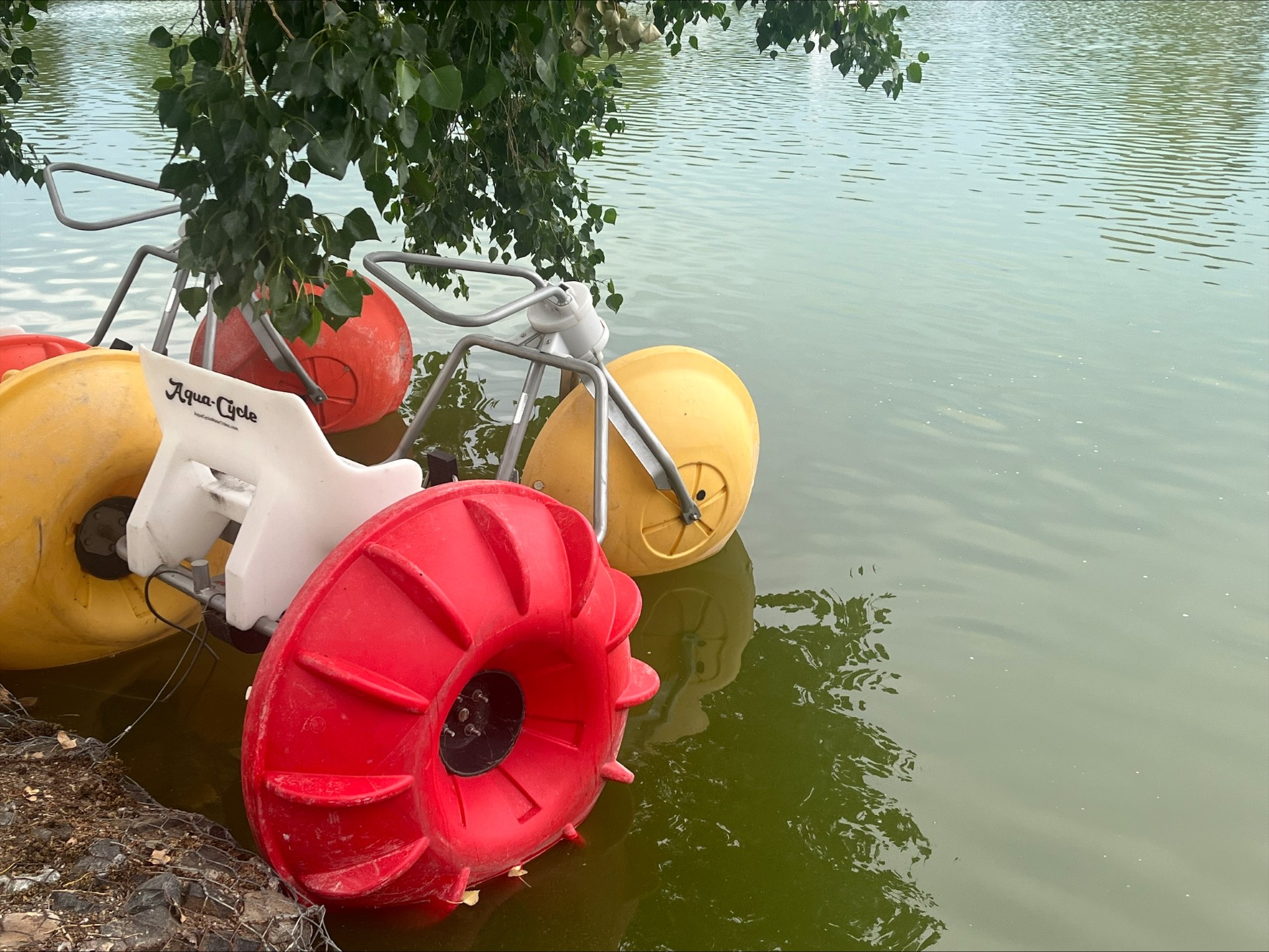 Water bike-Cool and cooling water on a hot day